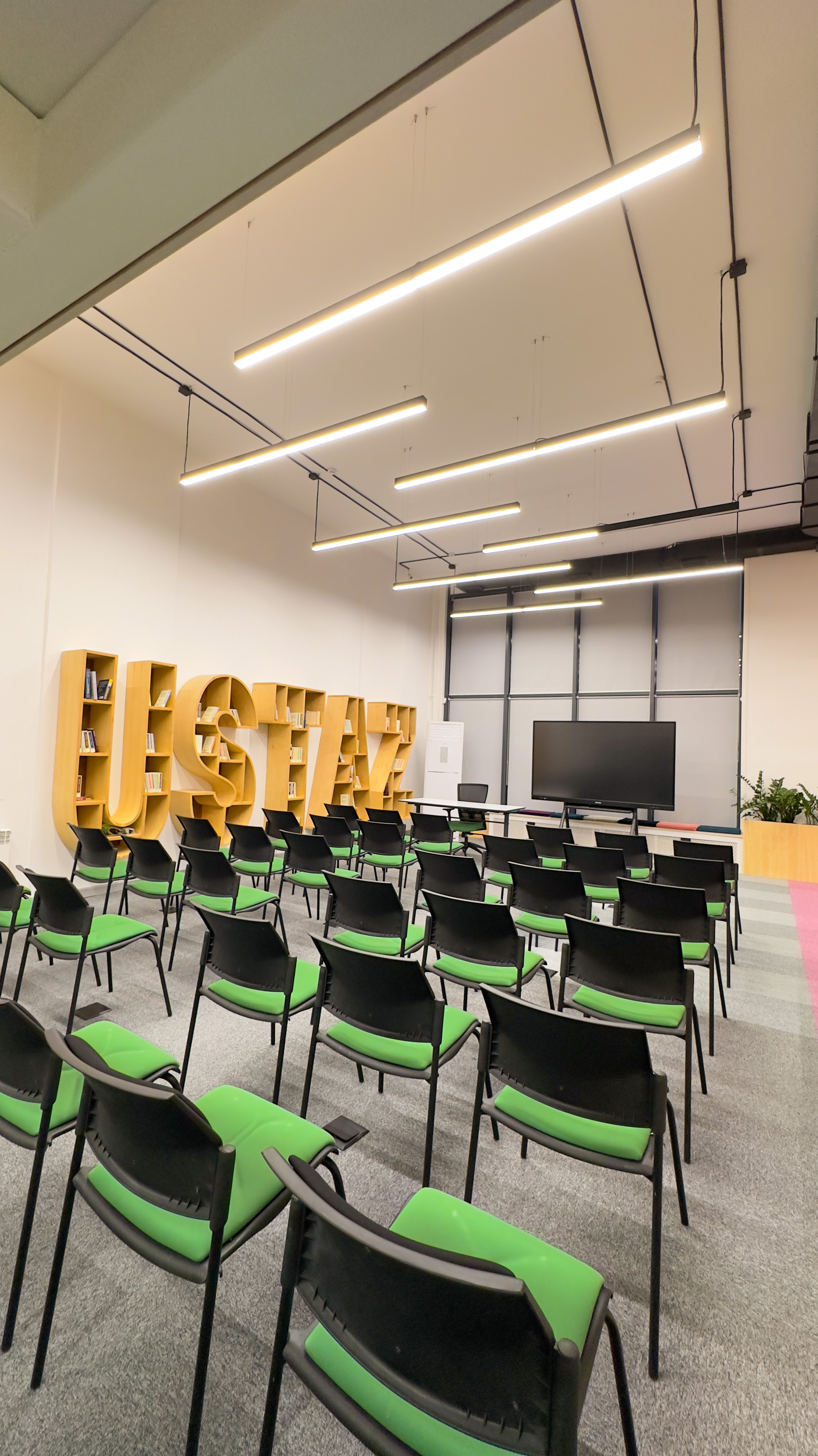 Қыз кискадағы фотосуретті береді